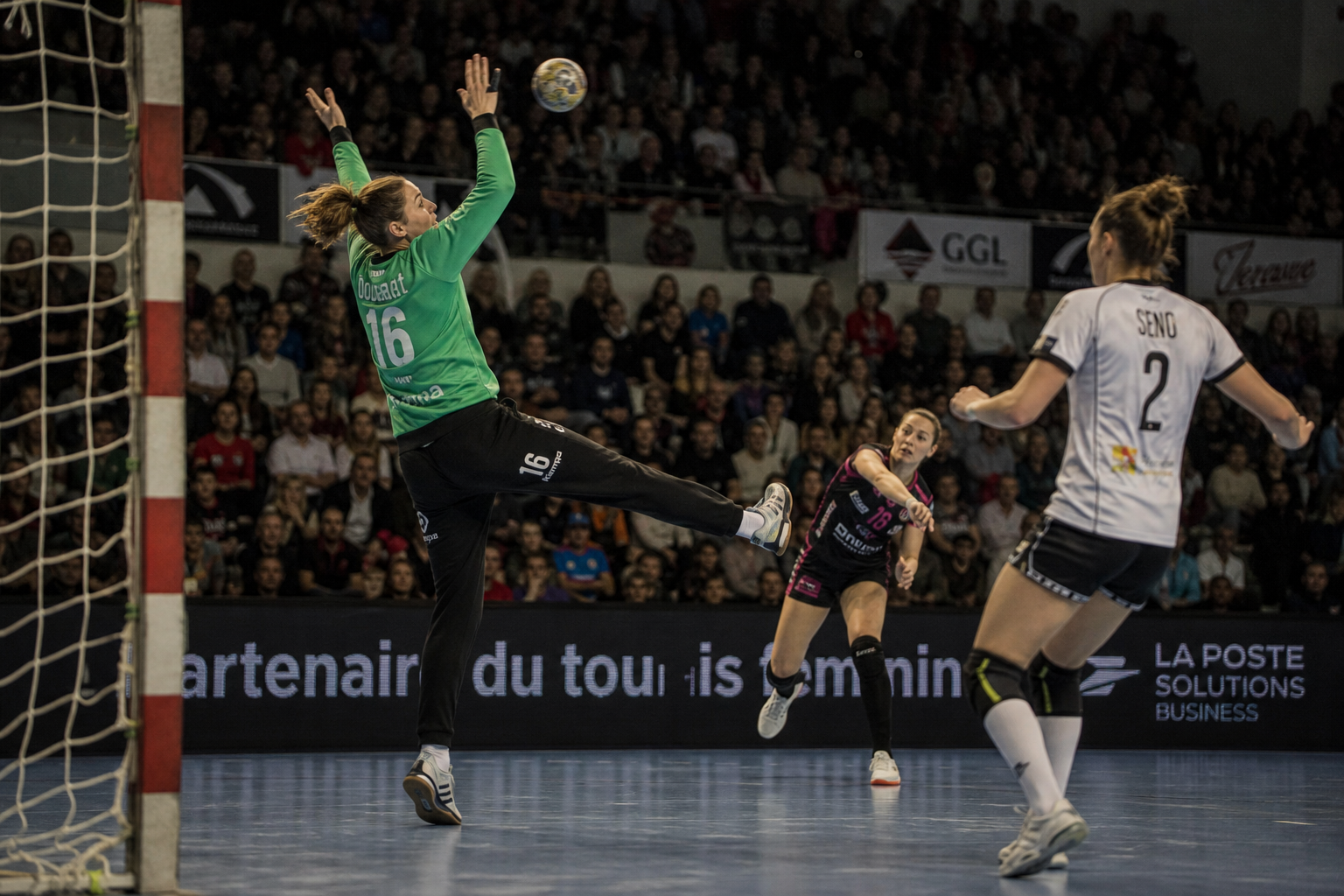 Action de handball en salle, gardien en arrêt