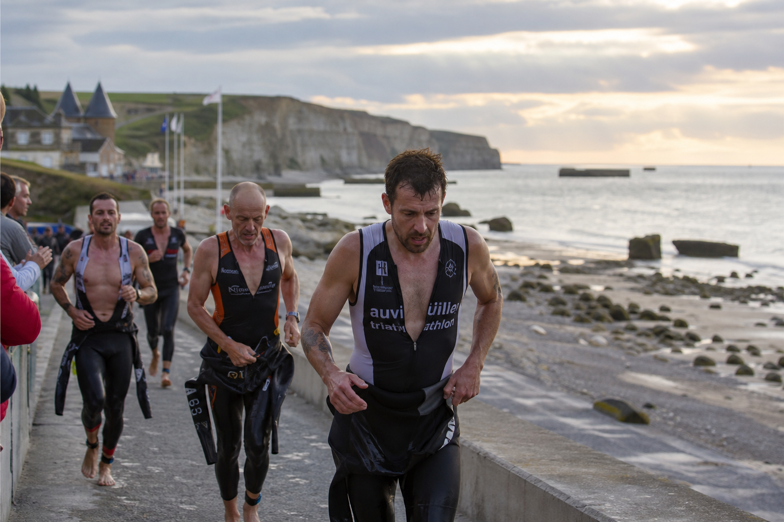 Sportifs en paddle et en course au bord de l'eau en Normandie