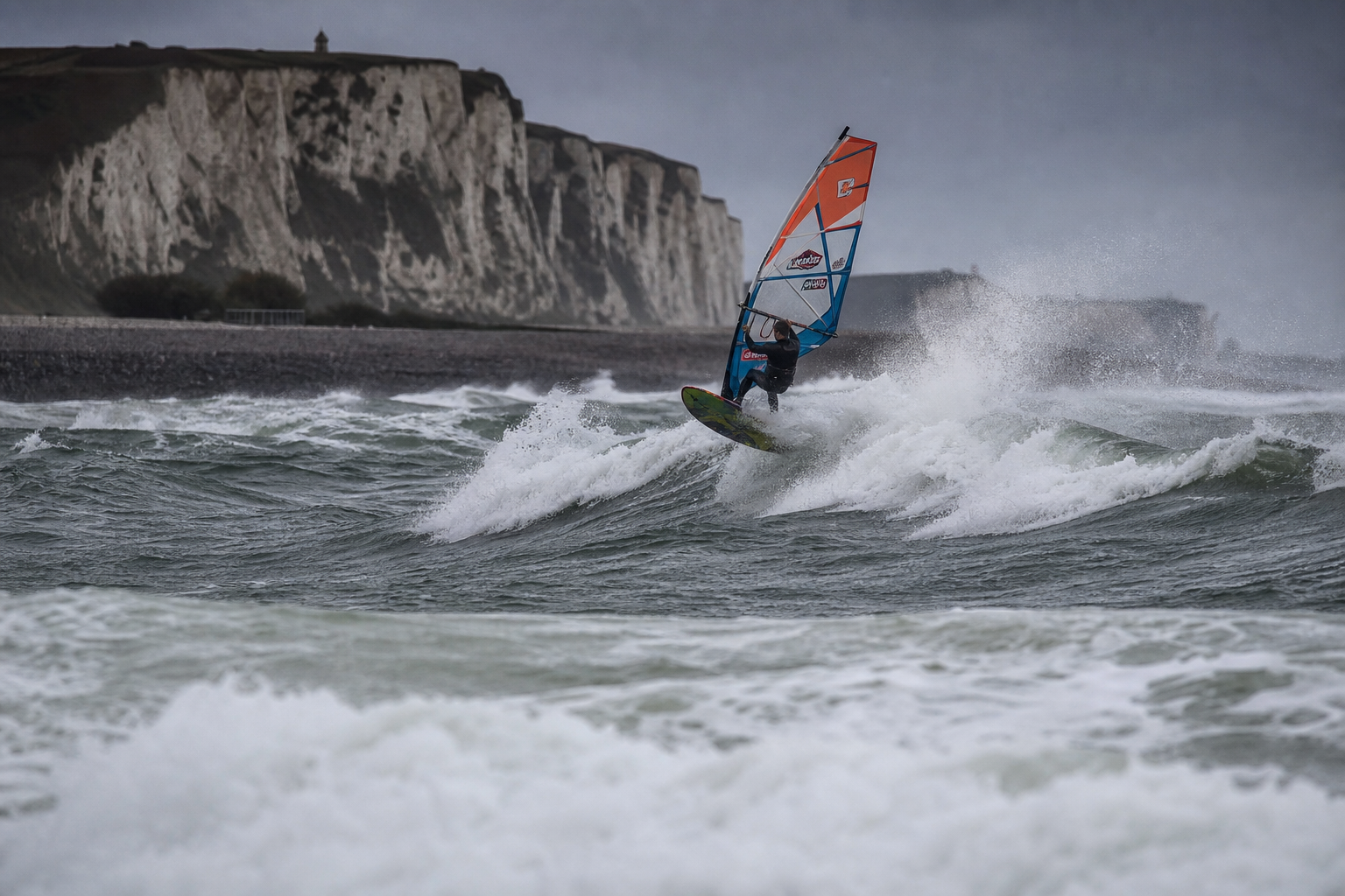 Windsurfer dans les vagues par gros temps